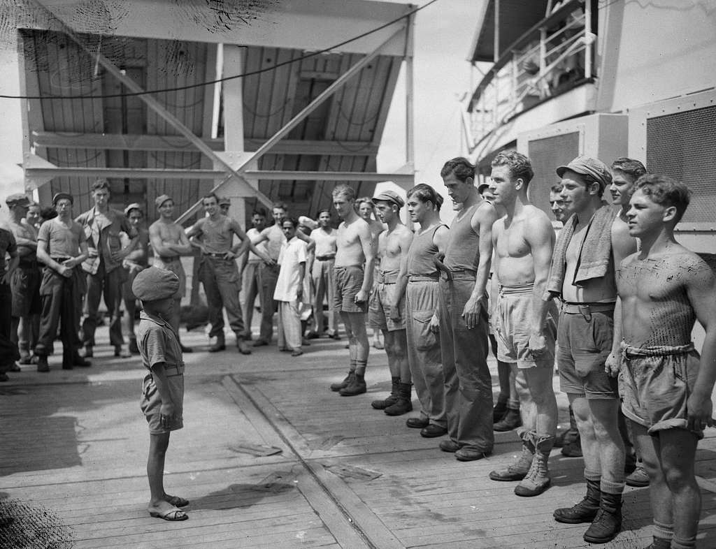 Een Indonesische kleuter in uniform, een mascotte van een legereenheid