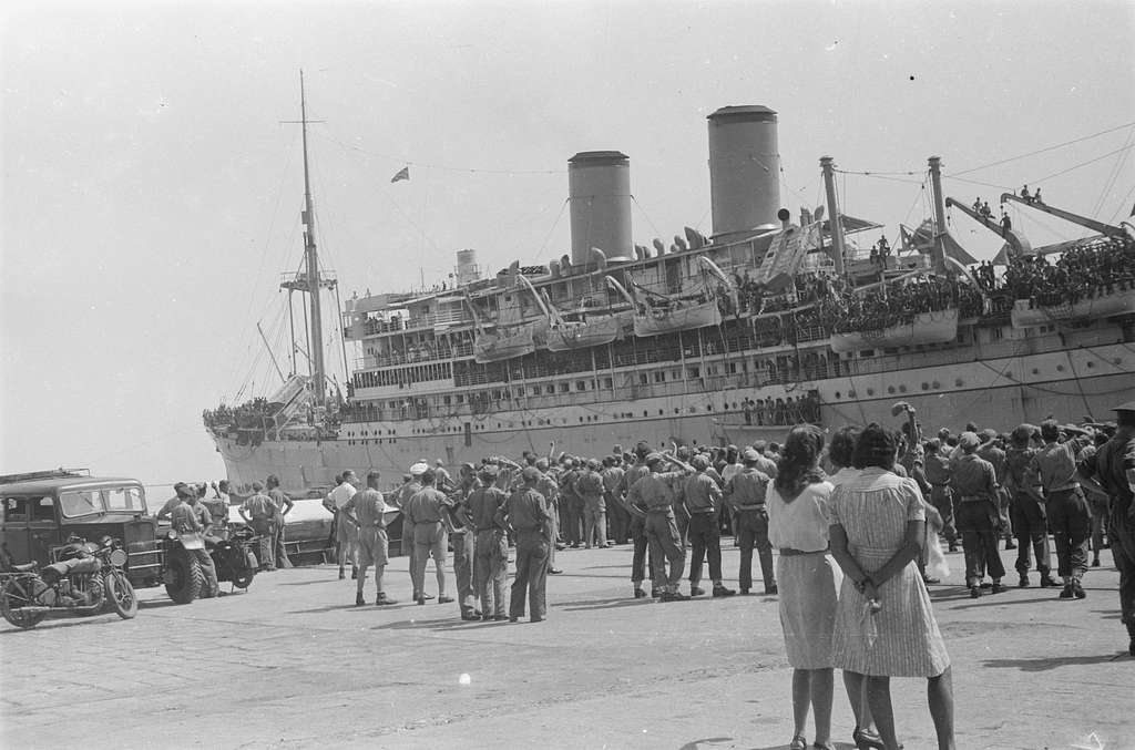 Aankomst van het troepentransportschip Nieuw Holland - PICRYL Public ...