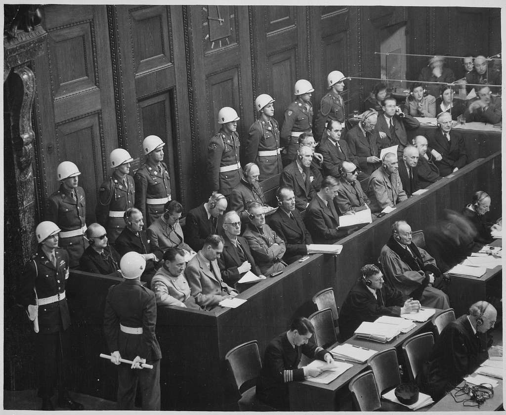 File:A convicted thief stands on trial in a packed law court whil Wellcome  V0019418.jpg - Wikimedia Commons
