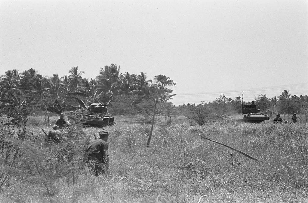 Operaties in het veld tanks van het 3e eskadron Vechtwagens KNIL met ...