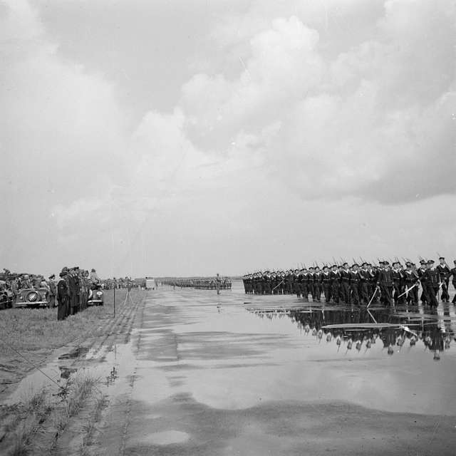 Uitreiking Van De Militaire Willems Orde En Andere Onderscheidingen Door Koningin Wilhelmina In