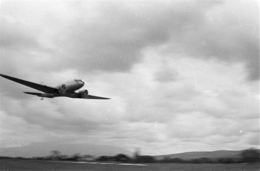 Oefening droppen van voorraden per vliegtuig - PICRYL - Public Domain ...