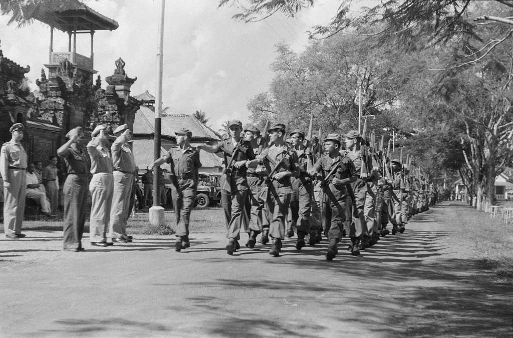 militaire parade van een KNIL-eenheid op Bali? - PICRYL - Public Domain ...