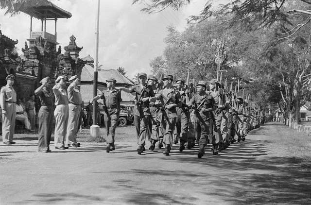 militaire parade van een KNIL-eenheid op Bali? - PICRYL - Public Domain ...