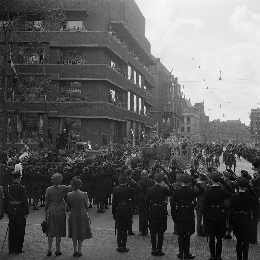 Troonsafstand Koningin Wilhelmina Inhuldiging Van Koningin Juliana