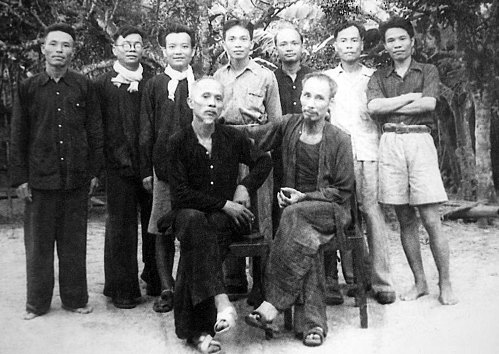 Vietnam Ho Chi Minh (seated, r) with Ton Duc Thang (seated, l) and ...