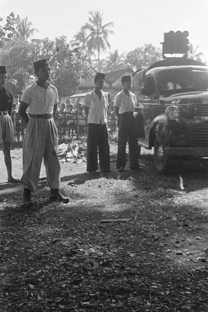 Vier Indonesische mannen (militairen TNI of Laskar) staan in de houding ...