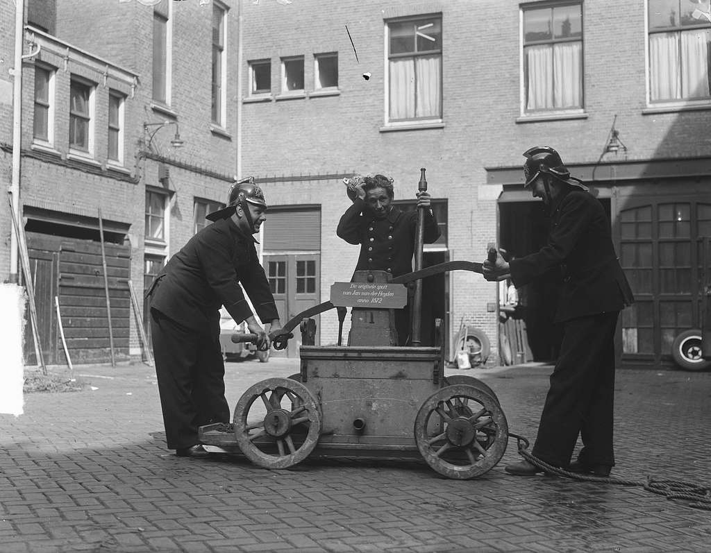 Oude Handbrandspuit Uit De Fabriek Van Jan Van Der Heiden Aan De Koestraat Te Am Bestanddeelnr