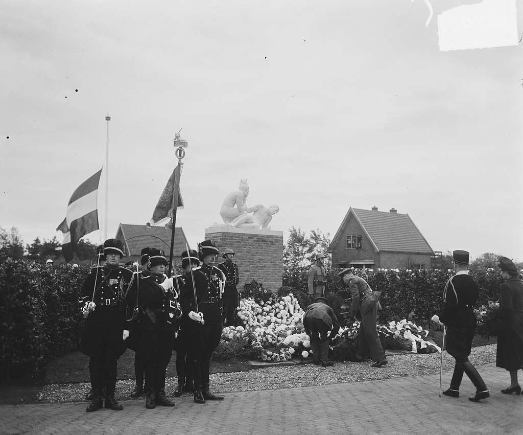 Prinses Wilhelmina onthult het Marechaussee monument bij de koning ...