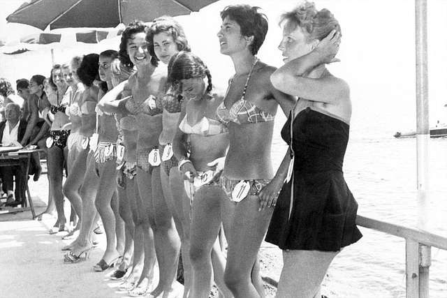 Young Neapolitan women swimsuit competition - Naples, Italy 1950s ...