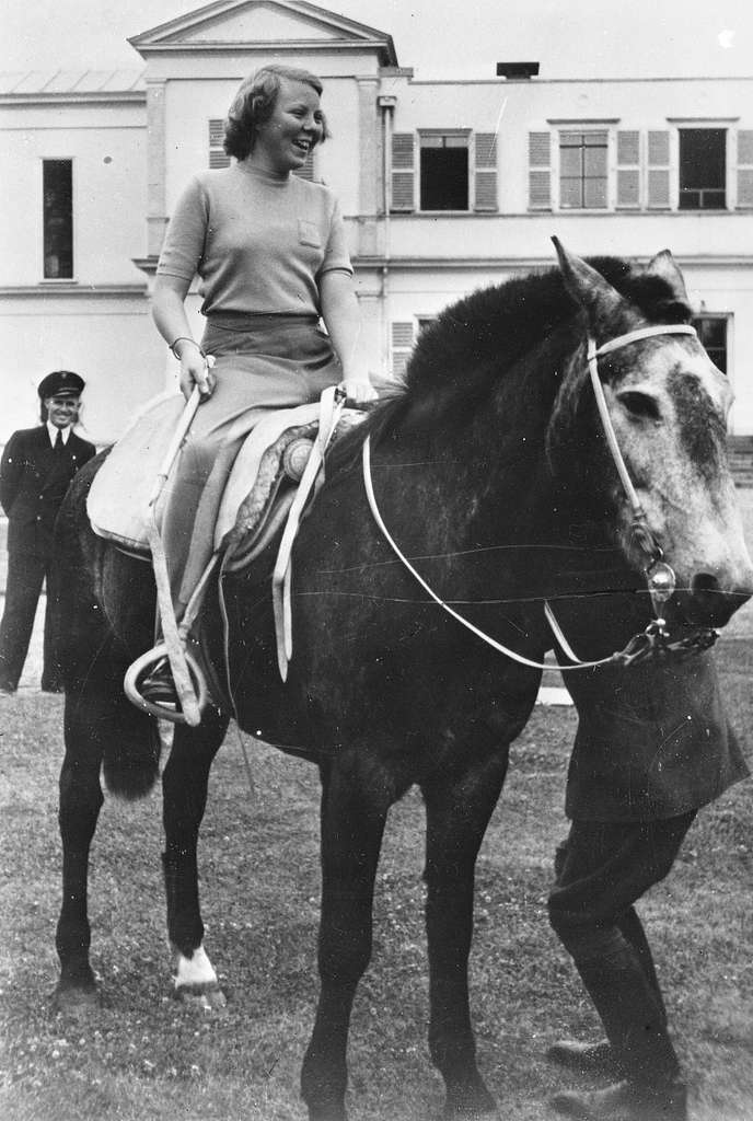 Prinses Beatrix met haar paard in de achtertuin van - PICRYL Public ...