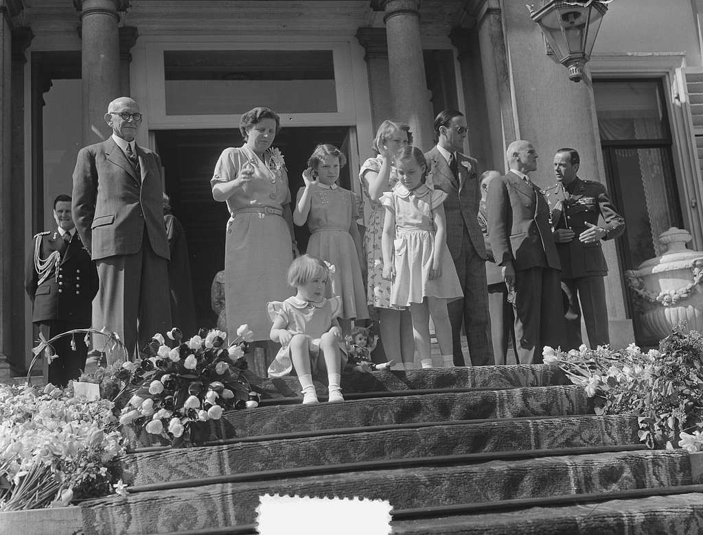 Defilé Op Soestdijk. De Koninklijke Familie Staat Op Het Bordes Van ...