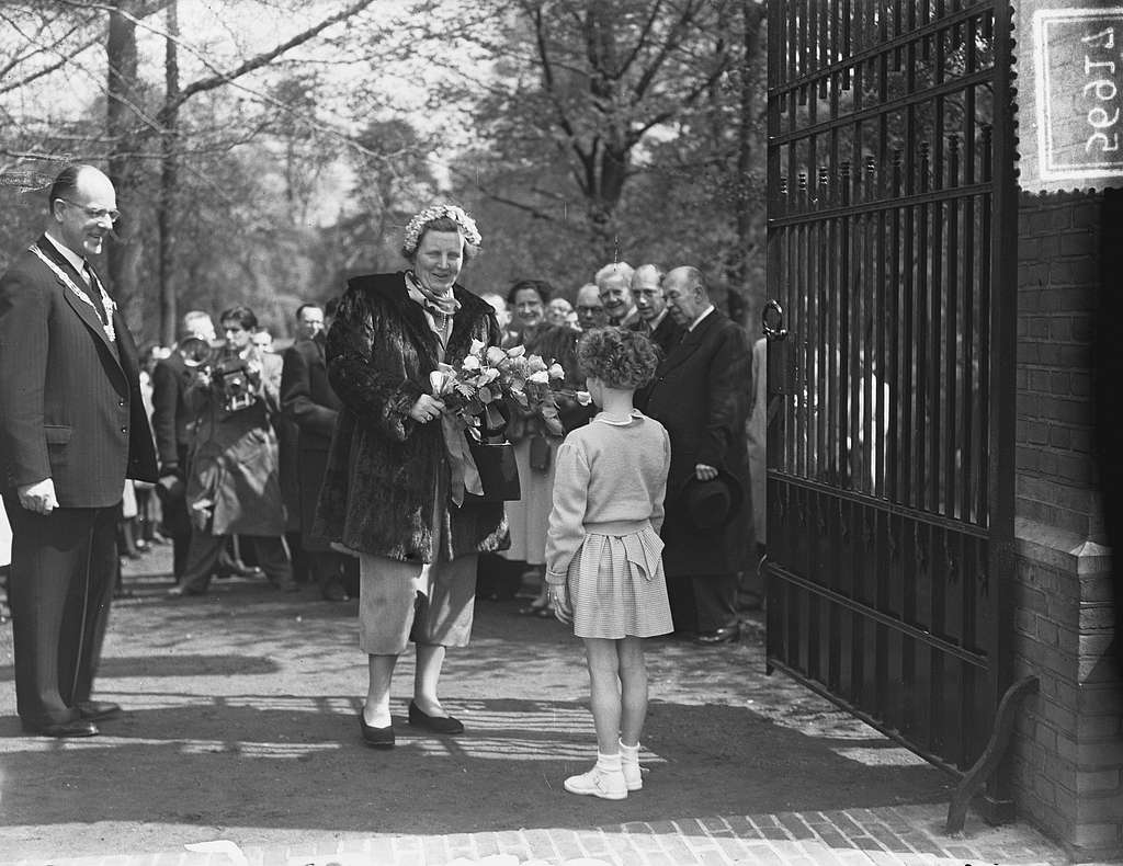 H. M. de Koningin opent tuin Paleis Noordeinde voor - PICRYL Public ...