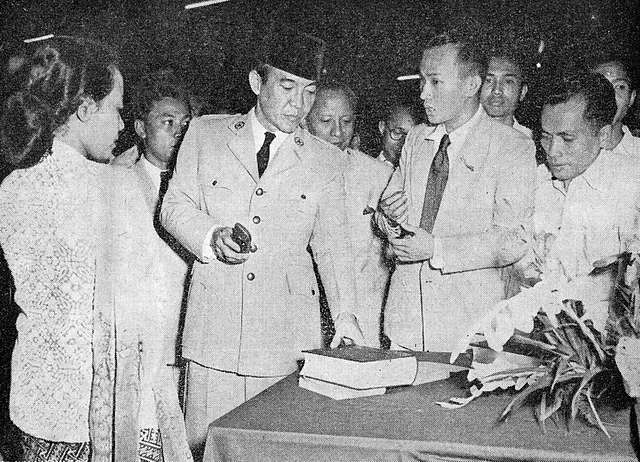 Sukarno and model of book, Tambahan dan Pembetulan Pekan Buku Indonesia ...