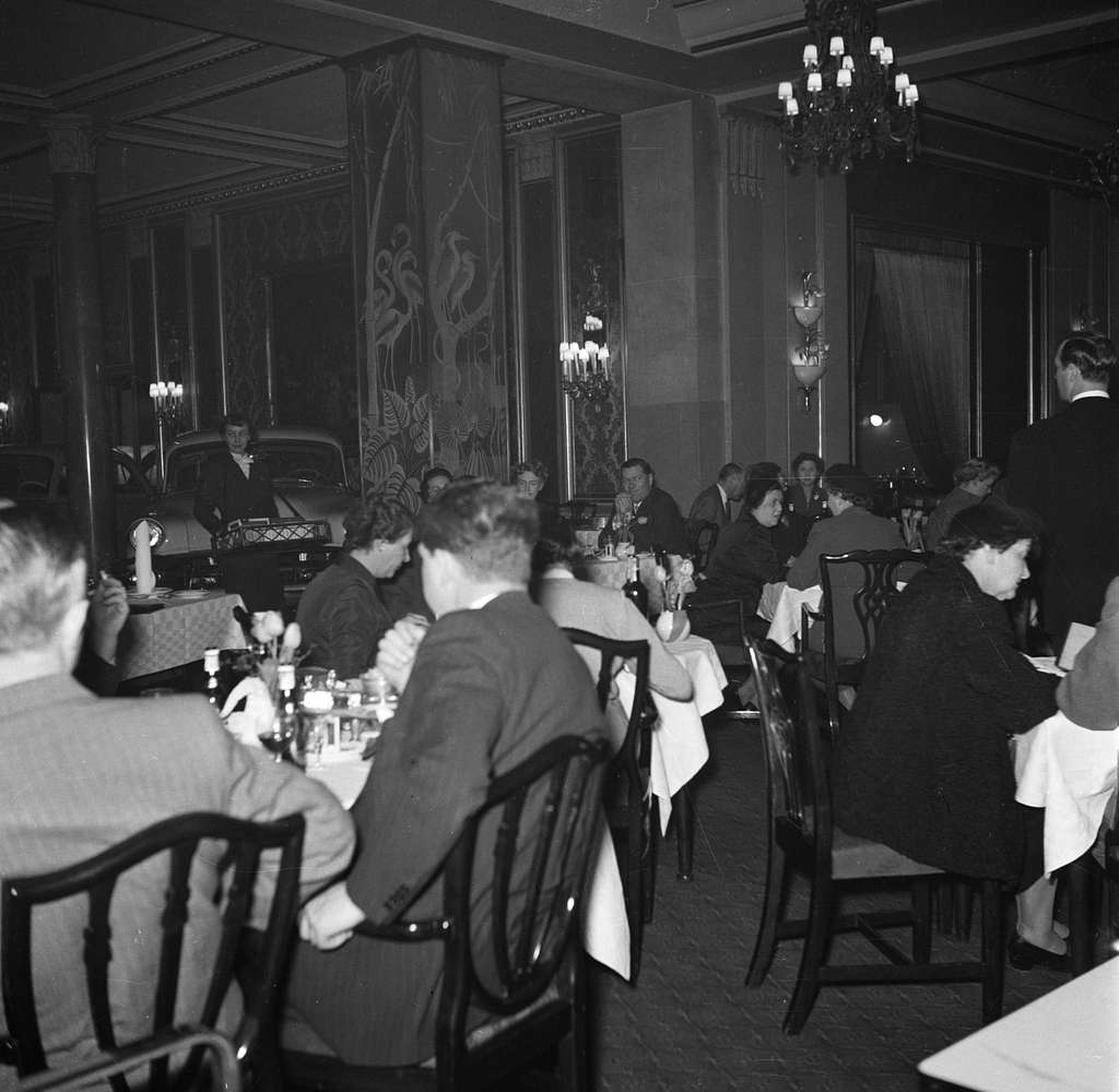 Restaurant Wivex gevestigd in het facadegebouw van park Tivoli - PICRYL ...