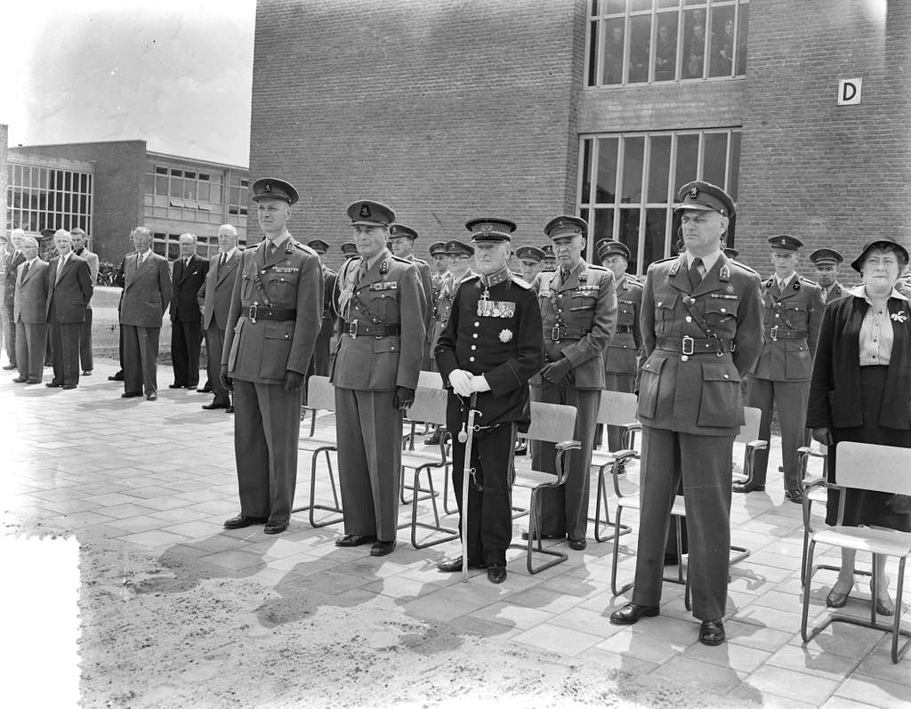 Onthulling van het monument in de Oranjekazerne te Schaarsbergen door ...