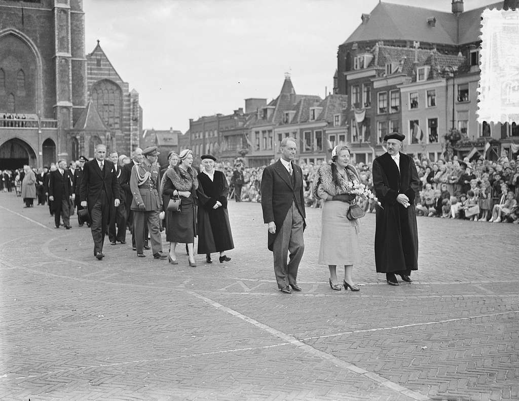 Bezoek van koningin Juliana aan Delft. Hier bij de - PICRYL Public ...