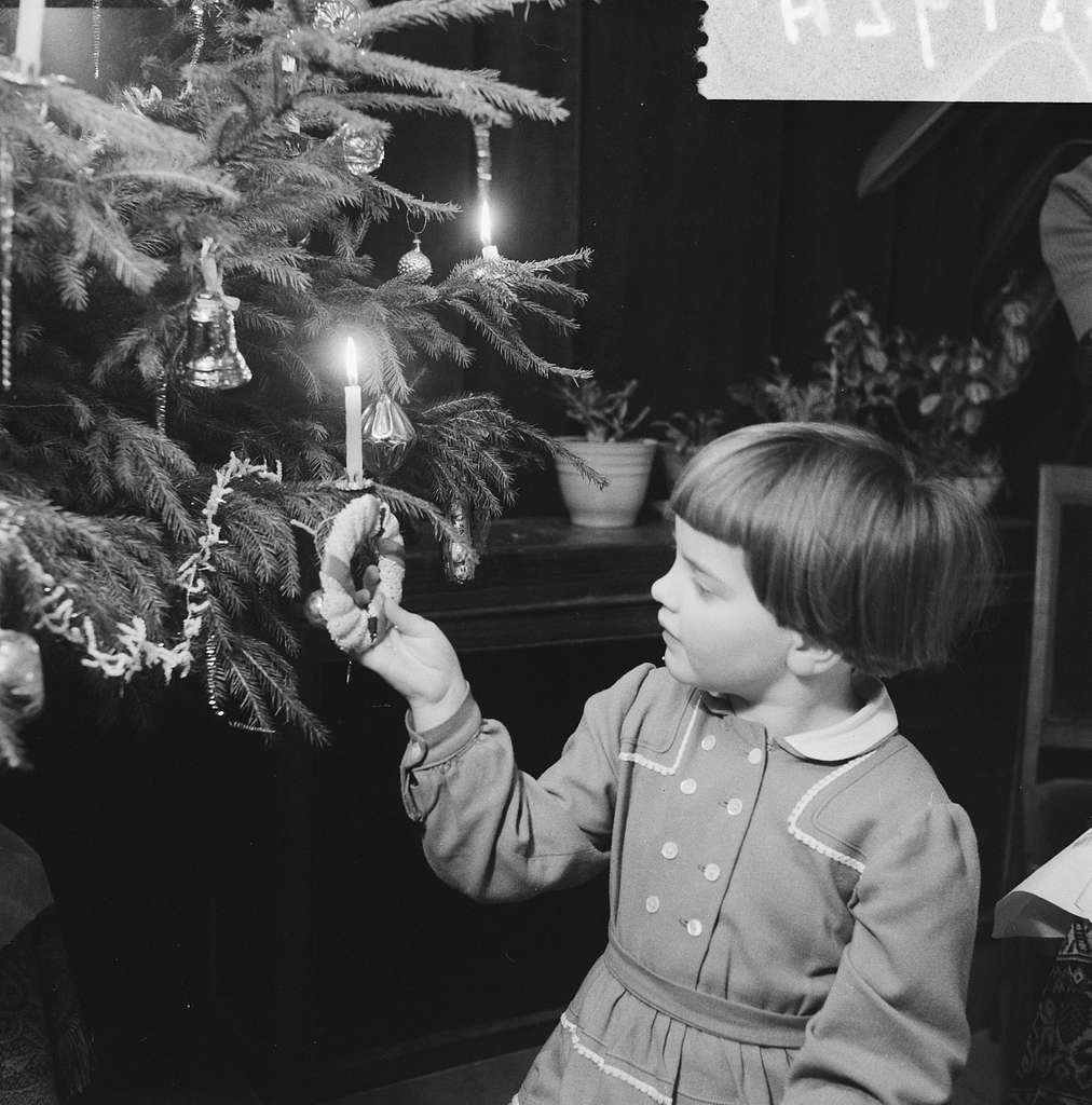 Kinderen rond de kerstboom - - Public Domain Media Search Engine Public Domain Image