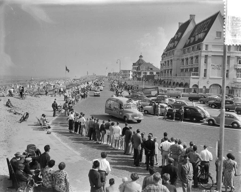 Eerste deel vierde etappe Ronde van Nederland Doorkomst boulevard