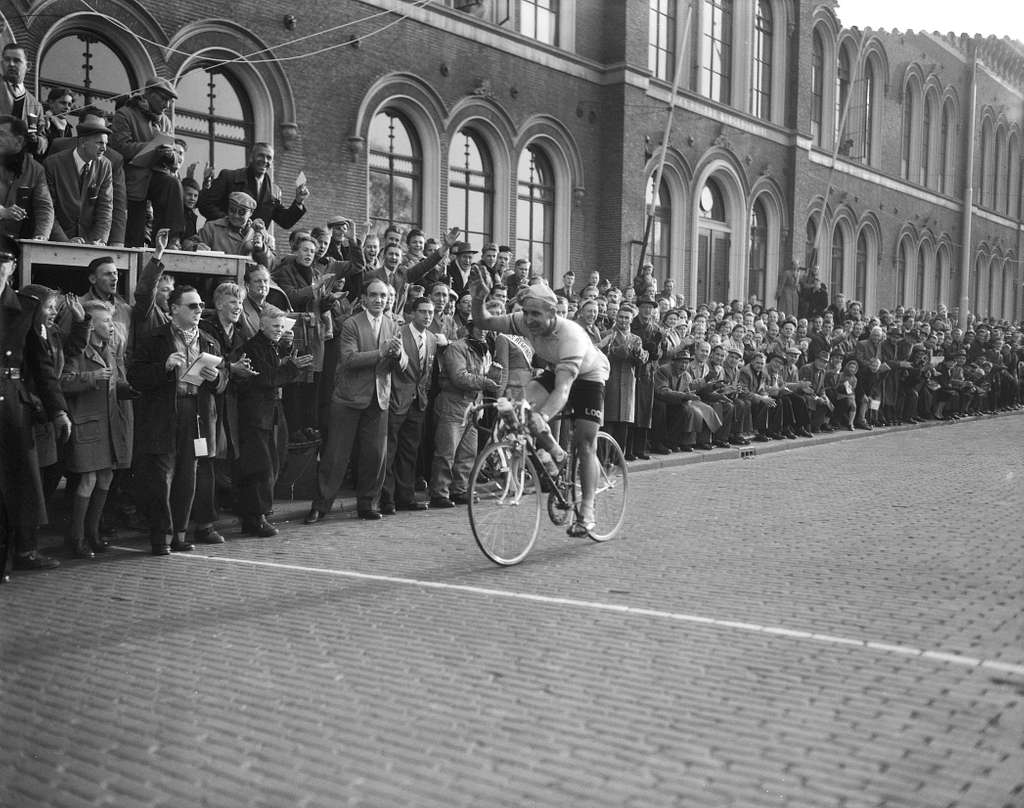 Ronde van Nederland , vierde etappe. Aankomst Leeuwarden PICRYL