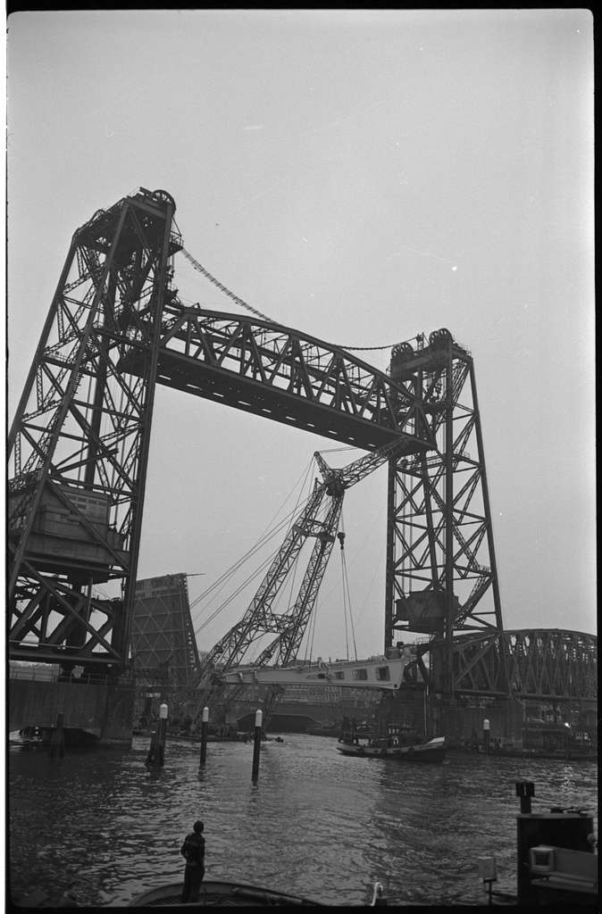 De blugklap van de Nieuwe Leuvebrug passeert met drijvende bok de Hef ...