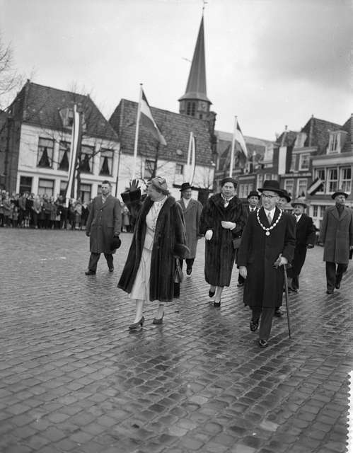 Bezoek aan Hoorn door koningin Juliana. Wandeling met - PICRYL - Public ...