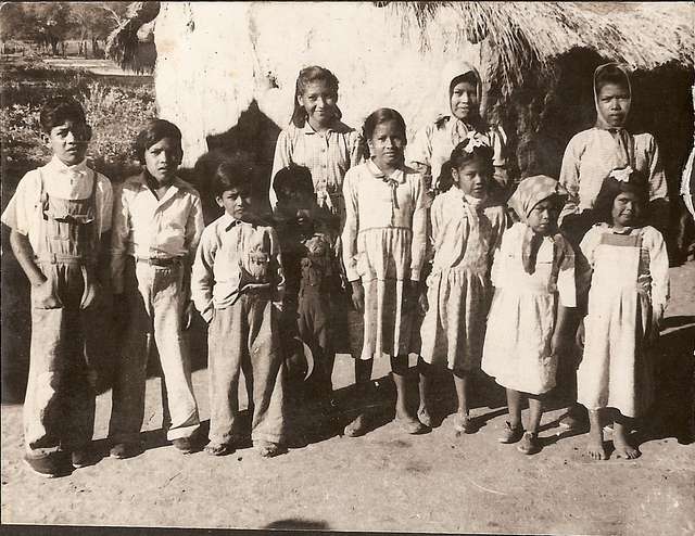 Niñas y niños indígenas posando para foto grupal - PICRYL - Public ...