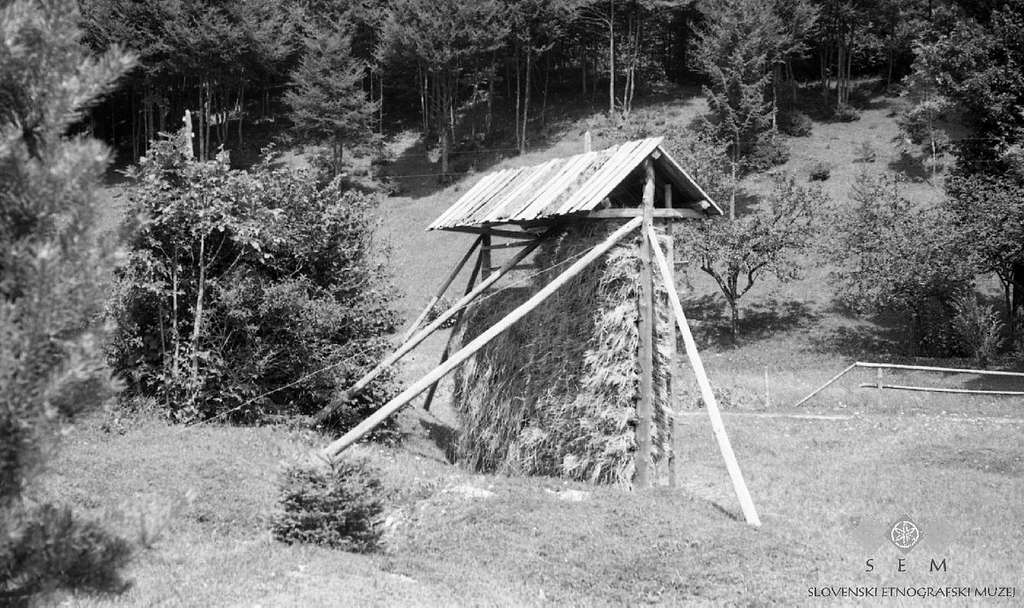 Kozuc (bajtarski kozolec), pri Andrjak, Zadlog 1959 - PICRYL - Public ...