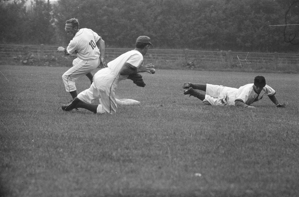 New York Yankees shortstop Derek Jeter outruns a throw - PICRYL