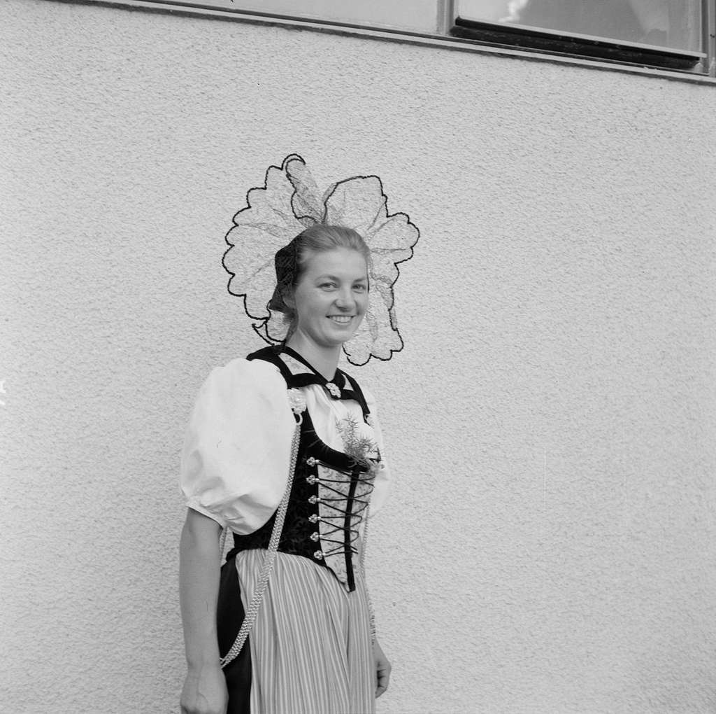 Margrit Ruch in de klederdracht van Oberbottigen in de Zwitserse kanton ...