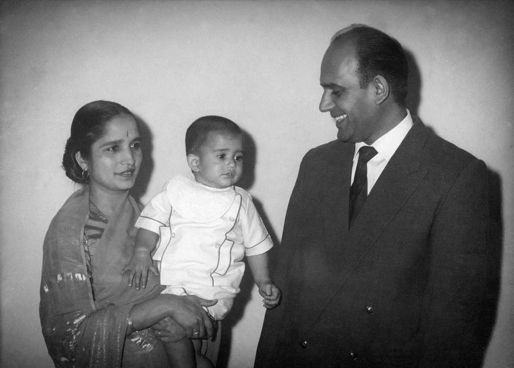 Jai Pal Singh and Ved Wati with eldest son Harsh. Dec1960 - PICRYL ...