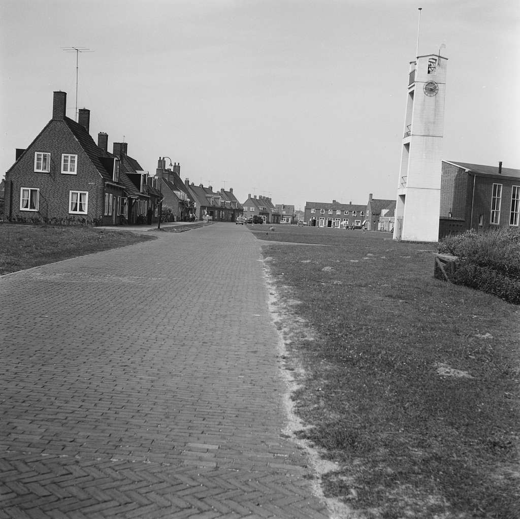 Plantsoen Met Hervormde Kerk En Woningen Vermoedelijke Opdrachtgever ...