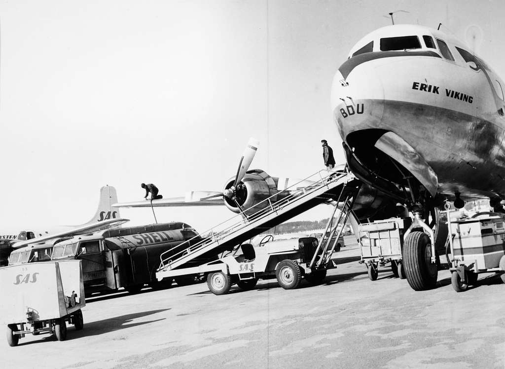 SAS DC-6B, Erik Viking SE-BDU on the ground, at the airport ...