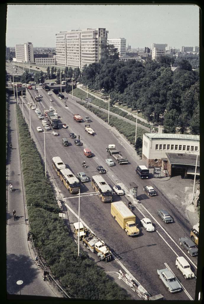 Zicht vanuit de Euromast op het verkeer van de 's Gravendijkwal en