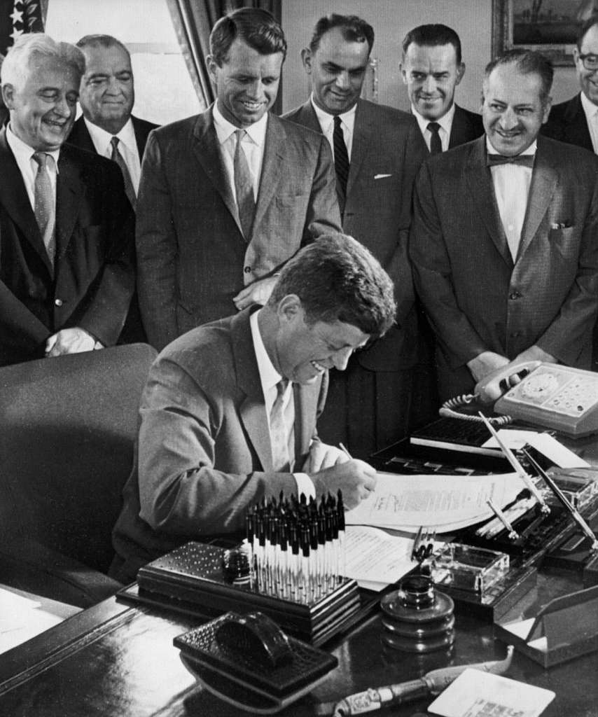 President Kwame Nkrumah of Ghana meets US President, John F. Kennedy.