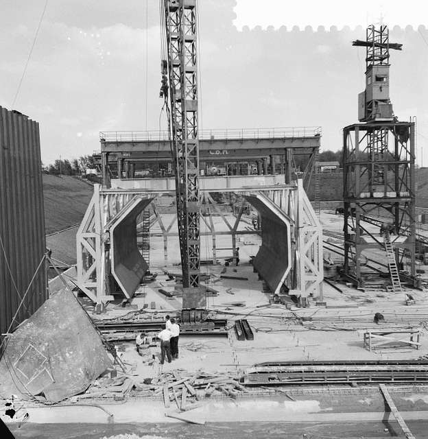 Stalen bekisting van tunnelsegment in bouwput Brienenoord - PICRYL ...