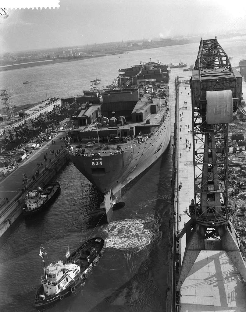 Tewaterlating grootste tanker bij Verolme. Het schip - PICRYL Public ...