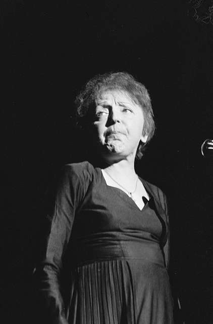 Edith Piaf zingt in ons land - PICRYL Public Domain Search