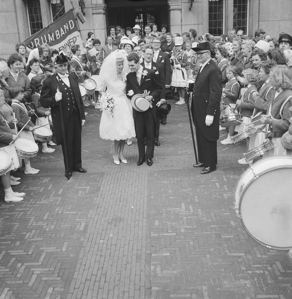 Huwelijk Ria Valk met H. de Keulenaar aubade drumband PICRYL