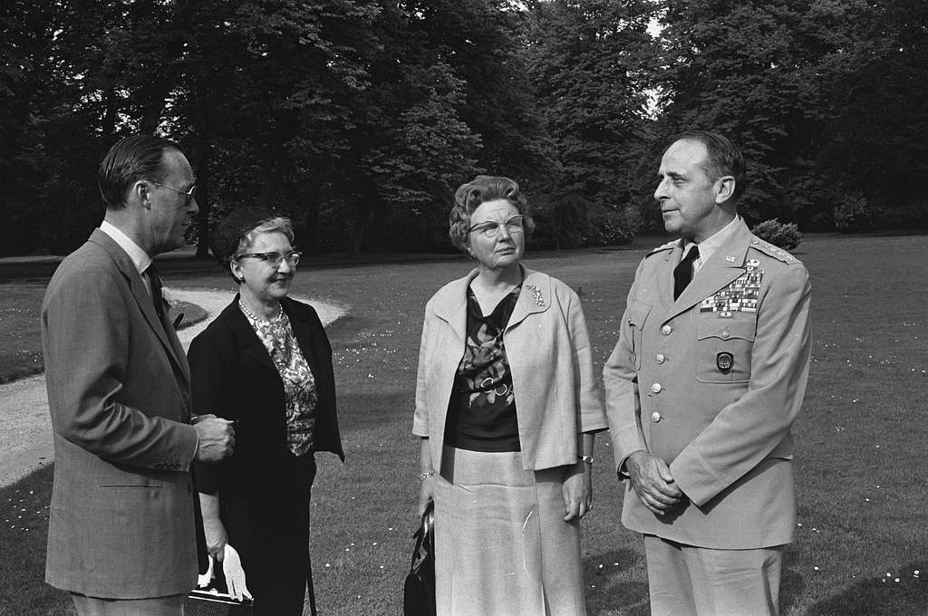 Koningin Juliana en prins Bernhard ontvangen generaal Lemnitzer op Huis ...