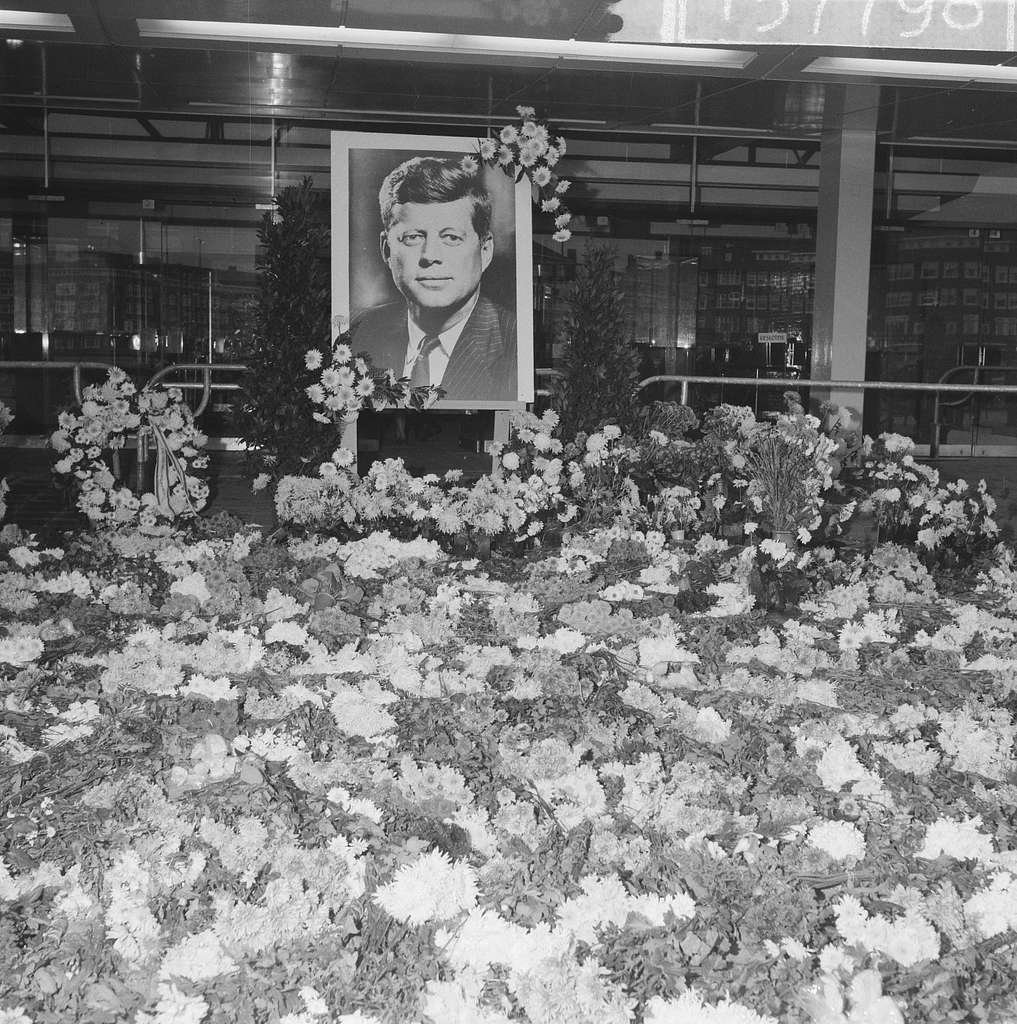 Mensen Leggen Bloemen Bij RAI-gebouw Voor De Overleden - PICRYL ...