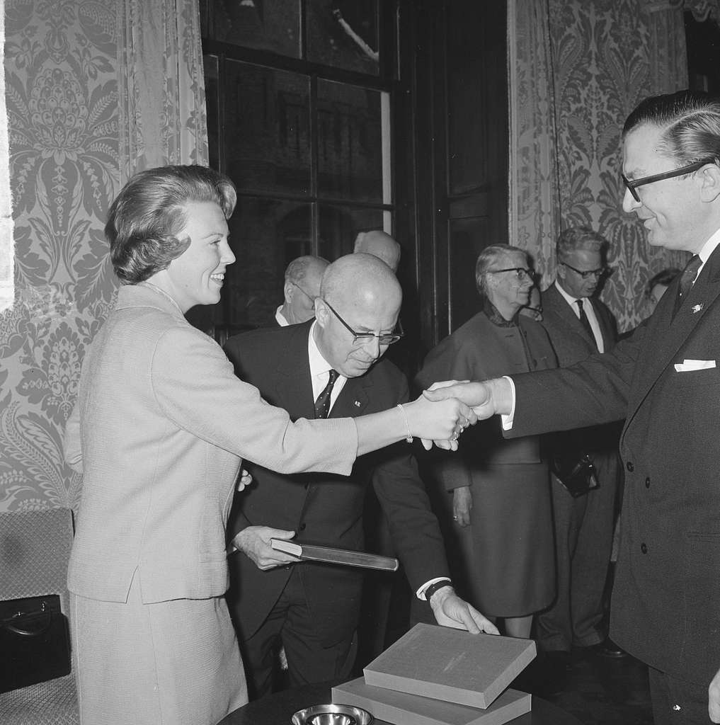 Prinses Beatrix Kreeg Boek Over Herdenking 1813-1963. - PICRYL Public ...