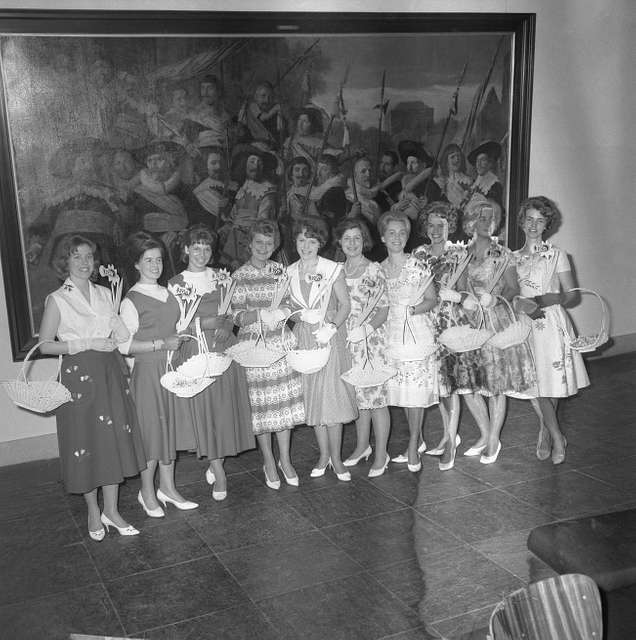 Haarlemse bloemenmeisjes 10-jarig bestaan, groep in - PICRYL - Public ...