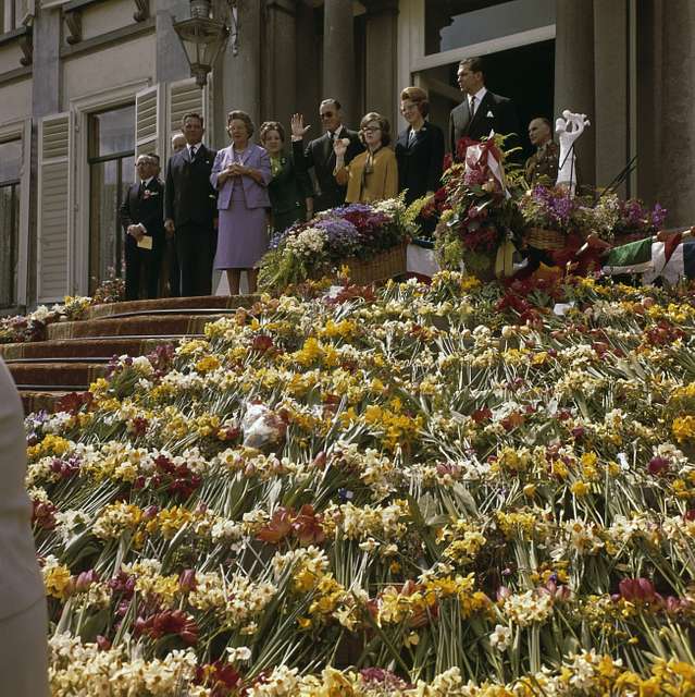 Koninginnedag 1964. Defilé Paleis Soestdijk - PICRYL Public Domain Search