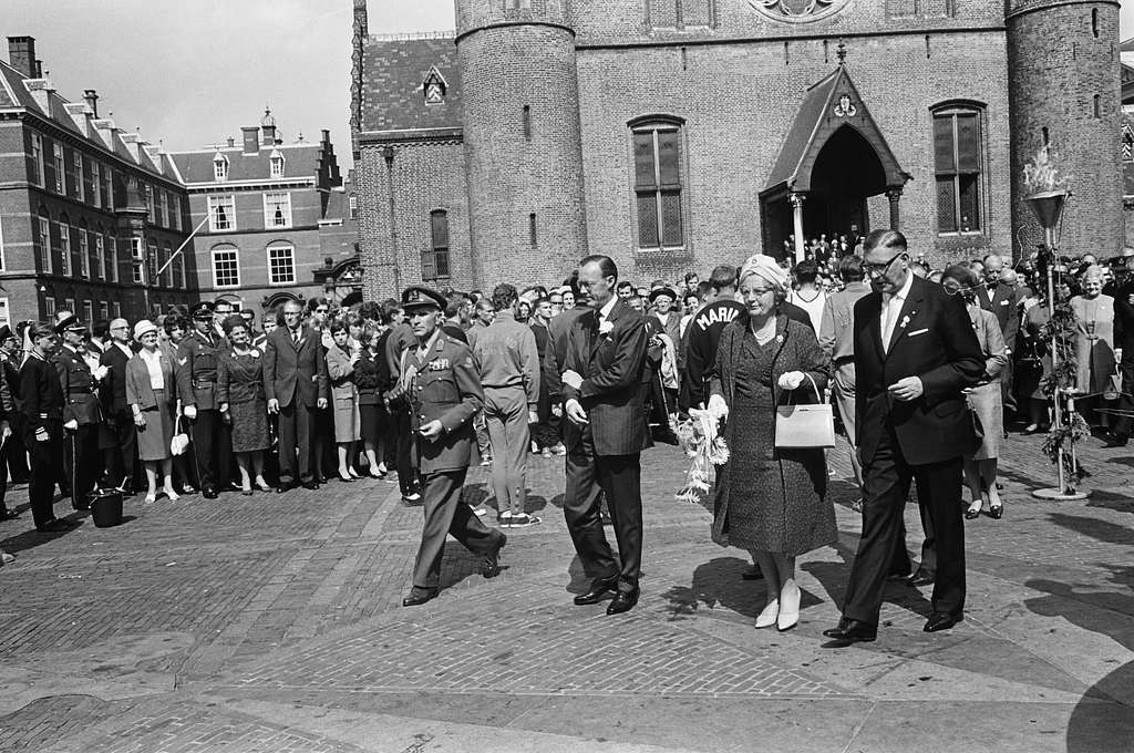 Koningin Juliana en prins Bernhard op het Binnenhof - PICRYL Public ...