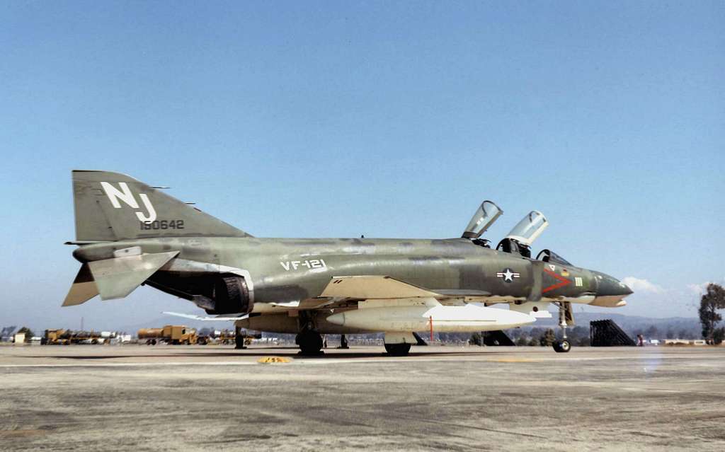 F-4G Phantom II der VF-121 auf der NAS Miramar 1966 - PICRYL Public ...