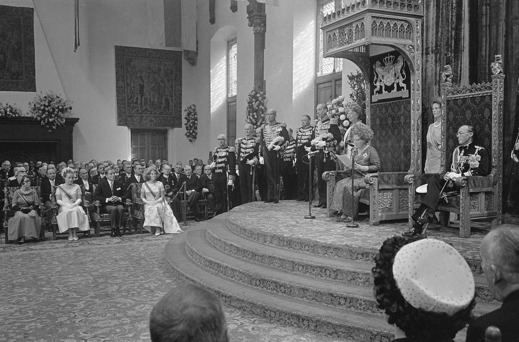 Koningin Juliana En Prins Bernhard Tijdens Het Uitspreken Van De ...