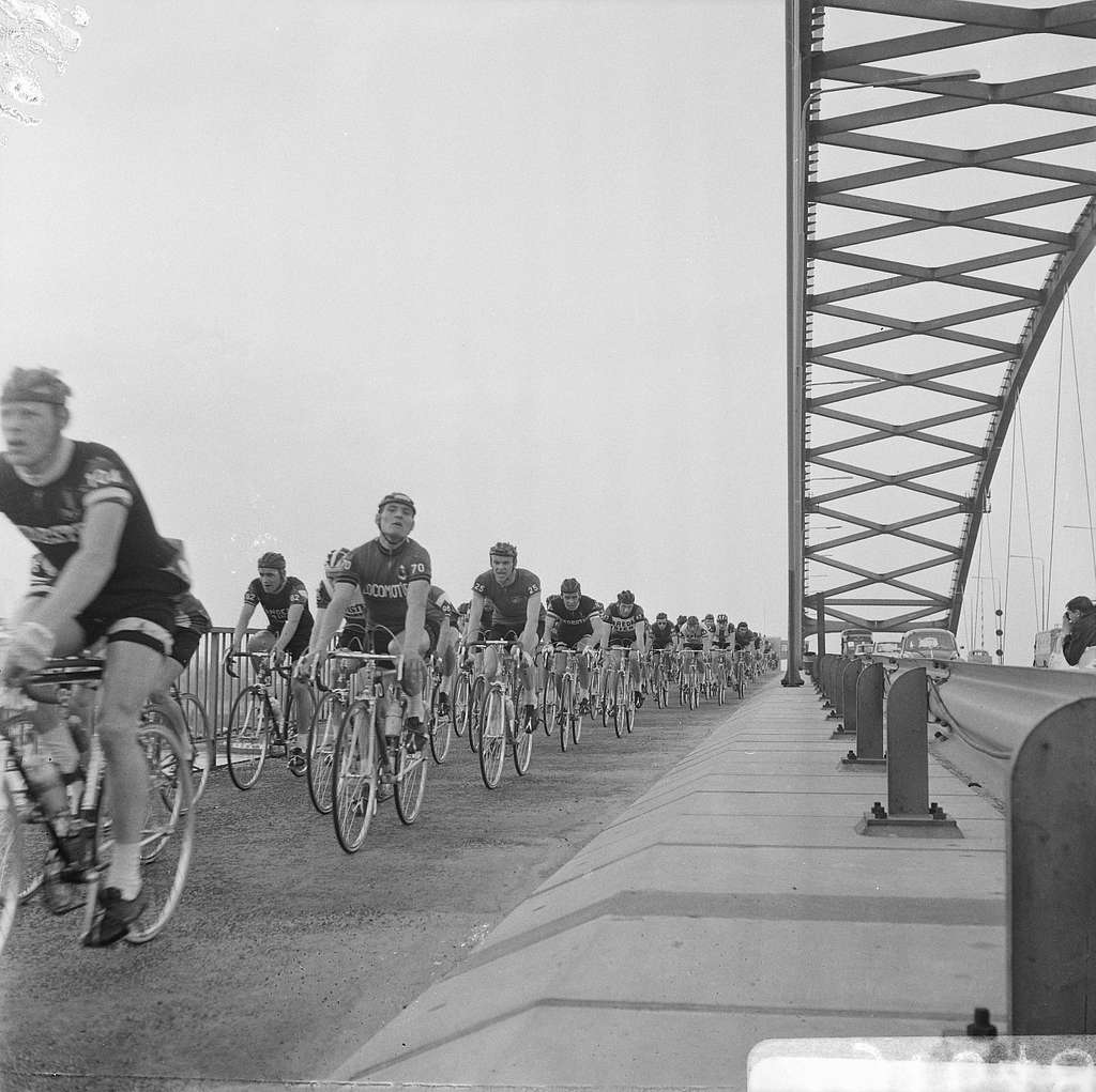 Olympias tour, het peloton op de Van Brienenoordbrug PICRYL Public