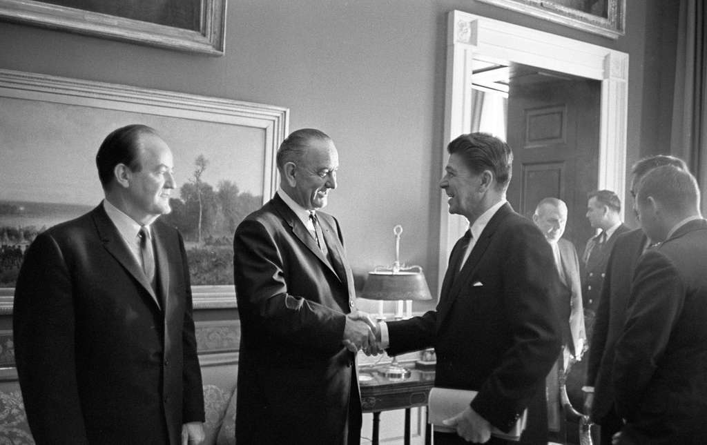 File:President Ronald Reagan shaking hands with Fernando