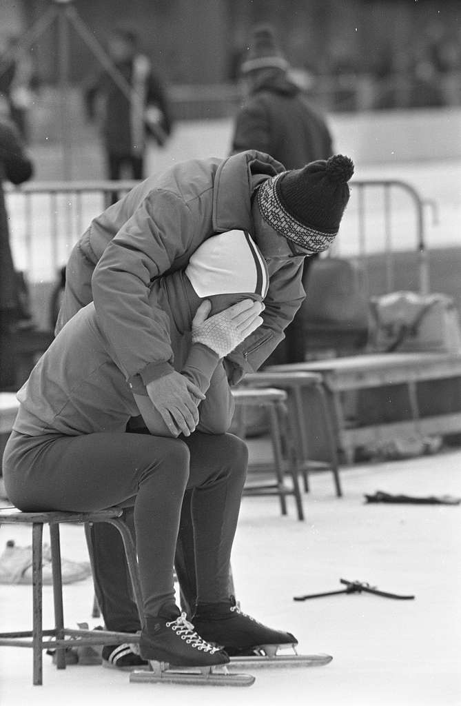 Olympische Spelen Grenoble, Jan Bols teleurgesteld op e krukje, met bij